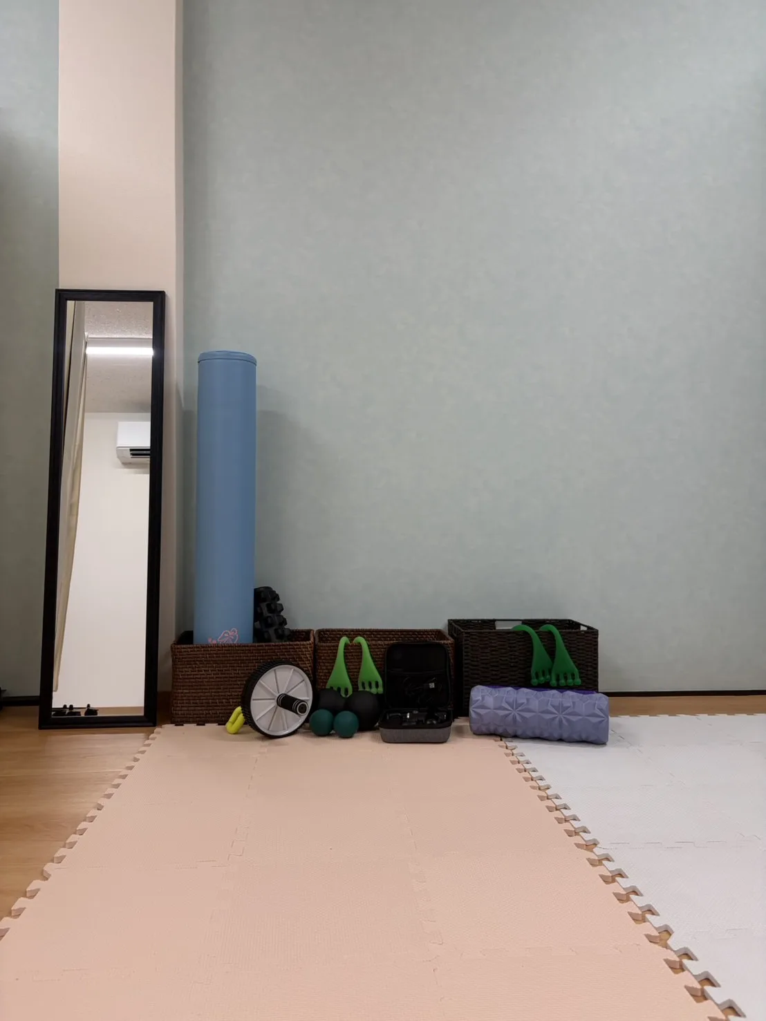 鏡とトレーニング用具が置かれたスペース